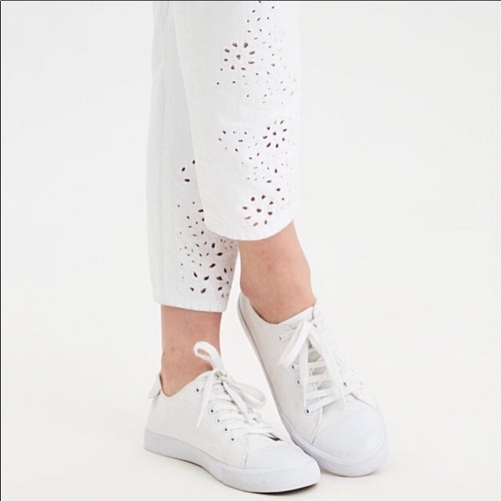 AE White Mom Jeans Size 4